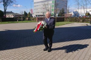 10.04.2020. Starachowice. Poseł Krzysztof Lipiec złożył kwiaty przy Panteonie Wielkich Polaków. Na zdjęciu: Krzysztof Lipiec - poseł PiS / Anna Głąb / Radio Kielce