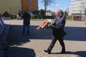 10.04.2020. Starachowice. Poseł Krzysztof Lipiec złożył kwiaty przy Panteonie Wielkich Polaków. Na zdjęciu: Krzysztof Lipiec - poseł PiS / Anna Głąb / Radio Kielce