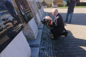 10.04.2020. Starachowice. Poseł Krzysztof Lipiec złożył kwiaty przy Panteonie Wielkich Polaków. Na zdjęciu: Krzysztof Lipiec - poseł PiS / Anna Głąb / Radio Kielce