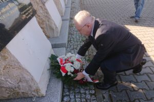 10.04.2020. Starachowice. Poseł Krzysztof Lipiec złożył kwiaty przy Panteonie Wielkich Polaków. Na zdjęciu: Krzysztof Lipiec - poseł PiS / Anna Głąb / Radio Kielce