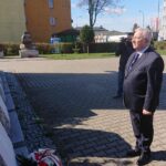 10.04.2020. Starachowice. Poseł Krzysztof Lipiec złożył kwiaty przy Panteonie Wielkich Polaków. Na zdjęciu: Krzysztof Lipiec - poseł PiS / Anna Głąb / Radio Kielce