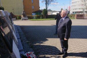 10.04.2020. Starachowice. Poseł Krzysztof Lipiec złożył kwiaty przy Panteonie Wielkich Polaków. Na zdjęciu: Krzysztof Lipiec - poseł PiS / Anna Głąb / Radio Kielce