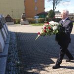 10.04.2020. Starachowice. Poseł Krzysztof Lipiec złożył kwiaty przy Panteonie Wielkich Polaków. Na zdjęciu: Krzysztof Lipiec - poseł PiS / Anna Głąb / Radio Kielce