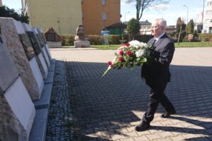 10.04.2020. Starachowice. Poseł Krzysztof Lipiec złożył kwiaty przy Panteonie Wielkich Polaków. Na zdjęciu: Krzysztof Lipiec - poseł PiS / Anna Głąb / Radio Kielce