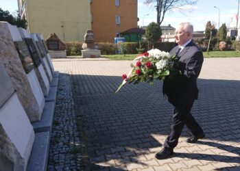 10.04.2020. Starachowice. Poseł Krzysztof Lipiec złożył kwiaty przy Panteonie Wielkich Polaków. Na zdjęciu: Krzysztof Lipiec - poseł PiS / Anna Głąb / Radio Kielce