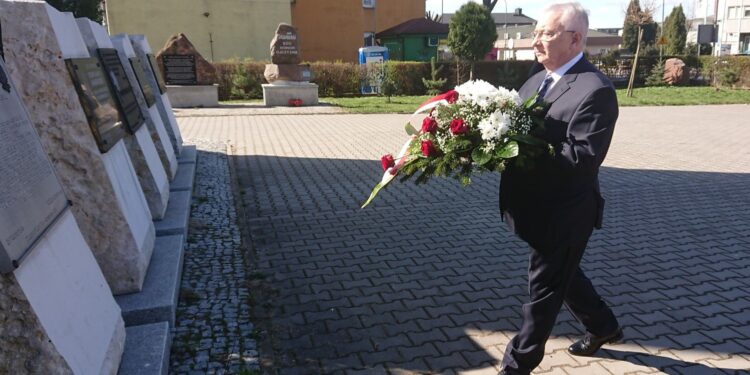 10.04.2020. Starachowice. Poseł Krzysztof Lipiec złożył kwiaty przy Panteonie Wielkich Polaków. Na zdjęciu: Krzysztof Lipiec - poseł PiS / Anna Głąb / Radio Kielce