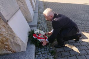 10.04.2020. Starachowice. Poseł Krzysztof Lipiec złożył kwiaty przy Panteonie Wielkich Polaków. Na zdjęciu: Krzysztof Lipiec - poseł PiS / Anna Głąb / Radio Kielce