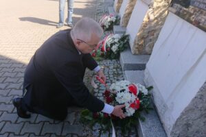 10.04.2020. Starachowice. Poseł Krzysztof Lipiec złożył kwiaty przy Panteonie Wielkich Polaków. Na zdjęciu: Krzysztof Lipiec - poseł PiS / Anna Głąb / Radio Kielce