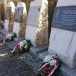 10.04.2020. Starachowice. Poseł Krzysztof Lipiec złożył kwiaty przy Panteonie Wielkich Polaków / Anna Głąb / Radio Kielce