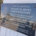 10.04.2020. Starachowice. Poseł Krzysztof Lipiec złożył kwiaty przy Panteonie Wielkich Polaków / Anna Głąb / Radio Kielce