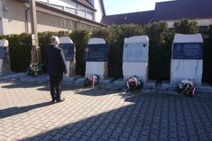 10.04.2020. Starachowice. Poseł Krzysztof Lipiec złożył kwiaty przy Panteonie Wielkich Polaków. Na zdjęciu: Krzysztof Lipiec - poseł PiS / Anna Głąb / Radio Kielce