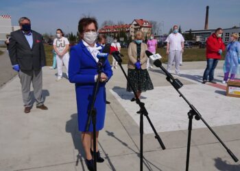 24.04.2020 Starachowice. Przekazanie darów dla szpitala. Od lewej: Grzegorz Adamus - zarząd firmy Budromost, poseł Agata Wojtyszek, Grażyna Harabin - zarząd firmy Budromost / Anna Głąb / Radio Kielce