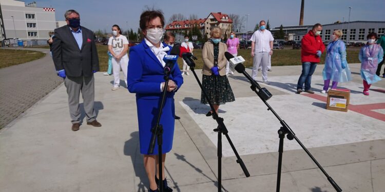 24.04.2020 Starachowice. Przekazanie darów dla szpitala. Od lewej: Grzegorz Adamus - zarząd firmy Budromost, poseł Agata Wojtyszek, Grażyna Harabin - zarząd firmy Budromost / Anna Głąb / Radio Kielce