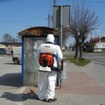 01.04.2020. Jędrzejów. Dezynfekcja wiat przystankowych / Ewa Pociejowska-Gawęda / Radio Kielce
