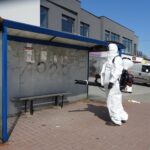 01.04.2020. Jędrzejów. Dezynfekcja wiat przystankowych / Ewa Pociejowska-Gawęda / Radio Kielce