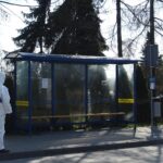 01.04.2020. Jędrzejów. Dezynfekcja wiat przystankowych / Ewa Pociejowska-Gawęda / Radio Kielce