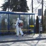 01.04.2020. Jędrzejów. Dezynfekcja wiat przystankowych / Ewa Pociejowska-Gawęda / Radio Kielce