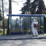 01.04.2020. Jędrzejów. Dezynfekcja wiat przystankowych / Ewa Pociejowska-Gawęda / Radio Kielce