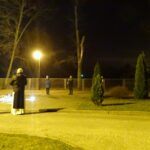 02.04.2020. Jędrzejów. 15. rocznica śmierci Jana Pawła II. Modlitwa przed pomnikiem papieża o ustanie epidemii / Ewa Pociejowska-Gawęda / Radio Kielce