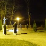 02.04.2020. Jędrzejów. 15. rocznica śmierci Jana Pawła II. Modlitwa przed pomnikiem papieża o ustanie epidemii / Ewa Pociejowska-Gawęda / Radio Kielce