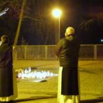 02.04.2020. Jędrzejów. 15. rocznica śmierci Jana Pawła II. Modlitwa przed pomnikiem papieża o ustanie epidemii / Ewa Pociejowska-Gawęda / Radio Kielce