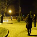 02.04.2020. Jędrzejów. 15. rocznica śmierci Jana Pawła II. Modlitwa przed pomnikiem papieża o ustanie epidemii / Ewa Pociejowska-Gawęda / Radio Kielce