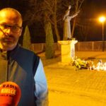 02.04.2020. Jędrzejów. 15. rocznica śmierci Jana Pawła II. Modlitwa przed pomnikiem papieża o ustanie epidemii. Na zdjęciu: ojciec Jakub Zawadzki - proboszcz parafii bł. Wincentego Kadłubka  / Ewa Pociejowska-Gawęda / Radio Kielce