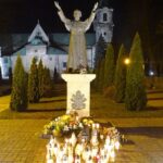 02.04.2020. Jędrzejów. 15. rocznica śmierci Jana Pawła II. Modlitwa przed pomnikiem papieża o ustanie epidemii / Ewa Pociejowska-Gawęda / Radio Kielce