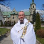 04.04.2020. Jędrzejów. Ojciec Jakub Zawadzki błogosławi relikwiami bł. Wincentego Kadłubka / Ewa Pociejowska-Gawęda / Radio Kielce