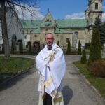 04.04.2020. Jędrzejów. Ojciec Jakub Zawadzki błogosławi relikwiami bł. Wincentego Kadłubka / Ewa Pociejowska-Gawęda / Radio Kielce