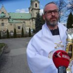 04.04.2020. Jędrzejów. Ojciec Jakub Zawadzki błogosławi relikwiami bł. Wincentego Kadłubka / Ewa Pociejowska-Gawęda / Radio Kielce