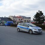 04.04.2020. Jędrzejów. Ojciec Jakub Zawadzki błogosławi relikwiami bł. Wincentego Kadłubka / Ewa Pociejowska-Gawęda / Radio Kielce