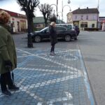 04.04.2020. Jędrzejów. Ojciec Jakub Zawadzki błogosławi relikwiami bł. Wincentego Kadłubka / Ewa Pociejowska-Gawęda / Radio Kielce