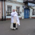 04.04.2020. Jędrzejów. Ojciec Jakub Zawadzki błogosławi relikwiami bł. Wincentego Kadłubka / Ewa Pociejowska-Gawęda / Radio Kielce