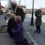 04.04.2020. Jędrzejów. Ojciec Jakub Zawadzki błogosławi relikwiami bł. Wincentego Kadłubka / Ewa Pociejowska-Gawęda / Radio Kielce