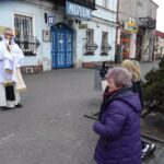 04.04.2020. Jędrzejów. Ojciec Jakub Zawadzki błogosławi relikwiami bł. Wincentego Kadłubka / Ewa Pociejowska-Gawęda / Radio Kielce