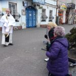 04.04.2020. Jędrzejów. Ojciec Jakub Zawadzki błogosławi relikwiami bł. Wincentego Kadłubka / Ewa Pociejowska-Gawęda / Radio Kielce