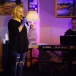 17.04.2020. Jędrzejów. Koncert „Przedstawienie niech trwa”. Na zdjęciu: Barbara Sipa / Centrum Kultury w Jędrzejowie