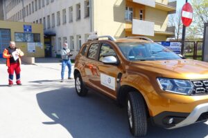 26.04.2020. Włoszczowa. Szpital powiatowy otrzymał od PZU samochód / Ewa Pociejowska-Gawęda / Radio Kielce