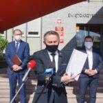 28.04.2020 Kielce Powołanie  przez wojewodę zespół do spraw rozwoju wsi. Od lewej: Robert Wzorek -dyrektor Wydziału Infrastruktury i Rozwoju w Urzędzie Wojewódzkim, Zbigniew Koniusz - wojewoda świętokrzyski, Artur Konarski - radny sejmiku województwa / Michał Kita / Radio Kielce