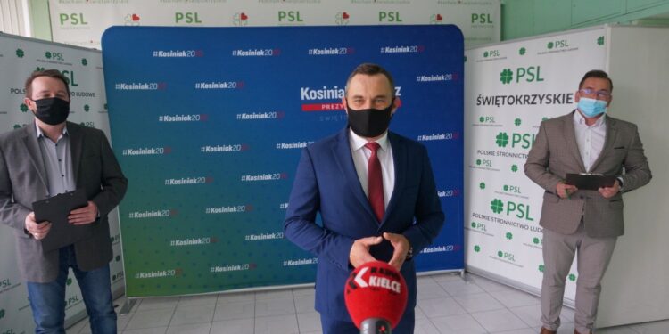 30.04.2020. Konferencja PSL. Na zdjęciu (od lewej): Krzysztof Marwicki, Grzegorz Dziubek - wiceprzewodniczący świętokrzyskich struktur PSL i Łukasz Świerczyński / Michał Kita / Radio Kielce