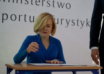 23.09.2019. Kielce. Anna Krupka przekazała kolejne środki na budowę hali sportowej przy X LO w Kielcach. Na zdjęciu: Anna Krupka - wiceminister sportu i turystyki / Piotr Kwaśniewski / Radio Kielce