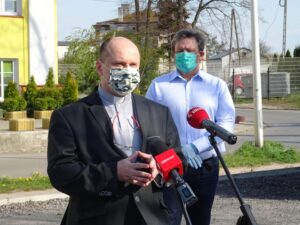 23.04.2020. Ostrowiec Świętokrzyski. Przekazanie środków ochrony dla tamtejszego hospicjum. Na zdjęciu ks. Paweł Anioł - dyrektor hospicjum Dom Ulgi w Cierpieniu Jana Pawła II w Ostrowcu Świętokrzyskim. / Emilia Sitarska / Radio Kielce