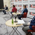 05.04.2020. Kielce. Studio Polityczne Radia Kielce. Na zdjęciu (od lewej): senator Krzysztof Słoń - PiS, Grzegorz Gałuszka - PSL, Julia Polakowska - Konfederacja Partia KORWiN, Paweł Wałdon - Platforma Obywatelska - Koalicja Obywatelska, Artur Pejas - Nowa Lewica / Kamil Król / Radio Kielce