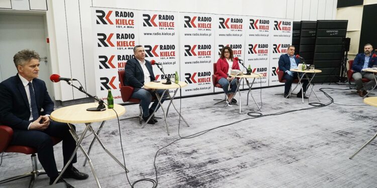 05.04.2020. Kielce. Studio Polityczne Radia Kielce. Na zdjęciu (od lewej): senator Krzysztof Słoń - PiS, Grzegorz Gałuszka - PSL, Julia Polakowska - Konfederacja Partia KORWiN, Paweł Wałdon - Platforma Obywatelska - Koalicja Obywatelska, Artur Pejas - Nowa Lewica / Kamil Król / Radio Kielce