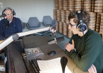 08.04.2020. Kielce. Punkty Widzenia. Na zdjęciu (od lewej): dr Jerzy Staszczyk - wojewódzki konsultant ds. epidemiologii i red. Michał Kita - Radio Kielce / Kamil Król / Radio Kielce