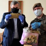 29.04.2020 Kielce. Przekazanie maseczek od WDK do 10 ŚBOT. Od lewej: Jarosław Machnicki - dyrektor WDK, major Marcin Gębala / starszy szeregowy Daniel Woś / WOT