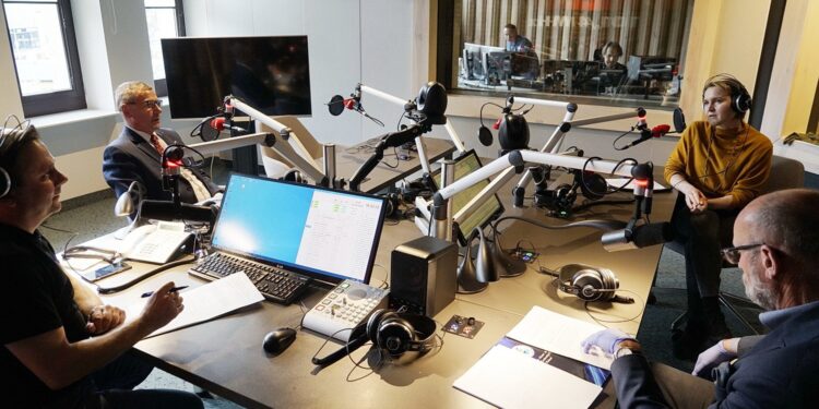 22.04.2020. Kielce. Punkty Widzenia. Na zdjęciu (od lewej): red. Robert Szumielewicz - Radio Kielce, Henryk Milcarz - prezes Wodociągów Kieleckich, dr Magdalena Piłat-Borcuch - socjolog UJK, prof. Marek Jóźwiak - UJK / Kamil Król / Radio Kielce