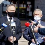 23.04.2020. Kielce. Konferencja wojewody i kuratora. Na zdjęciu (od lewej): Zbigniew Koniusz - wojewoda świętokrzyski i Kazimierz Mądzik - świętokrzyski kurator oświaty / Piotr Kwaśniewski / Radio Kielce