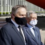 23.04.2020. Kielce. Konferencja wojewody i kuratora. Na zdjęciu (od lewej): Zbigniew Koniusz - wojewoda świętokrzyski i Kazimierz Mądzik - świętokrzyski kurator oświaty / Piotr Kwaśniewski / Radio Kielce